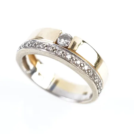 Ring m diamanter, stl 17(53), bredd 6mm, 18k Vikt: 5,4 g