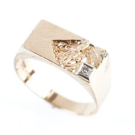 Ring m diamant 0,02ct enligt gravyr, stl 18(56), bredd 7,5mm, 18k Vikt: 4,1 g