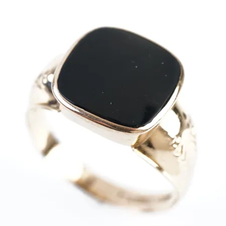 Ring m svart sten, stl 20½(65), bredd 14mm, 18k Vikt: 4,4 g
