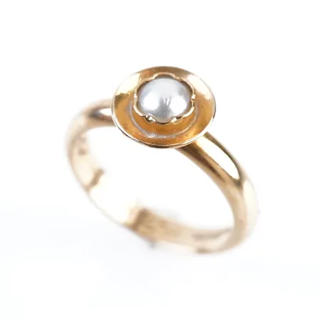 Ring m pärla, stl 16(50), Ø8,5mm, 18k, gravyr Vikt: 4 g