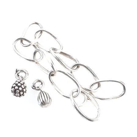 Armband Ole Lynggaard " Love Bracelet" m 2 charms, silver, 20cm, bredd 16mm, 925/1000 Vikt: 43,8 g
