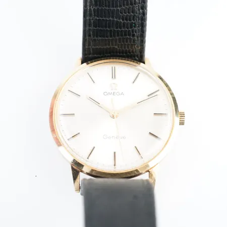 Herrur Omega Genéve, manuell, Ø33mm, 18k, etui, gravyr.
