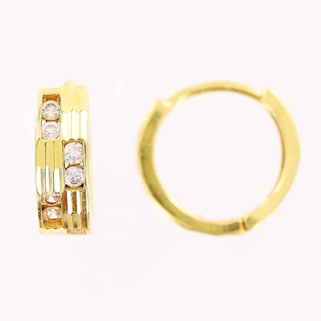 Ett par örhängen, vita stenar, 13mm, bredd 4mm, 18K Vikt: 2,7 g