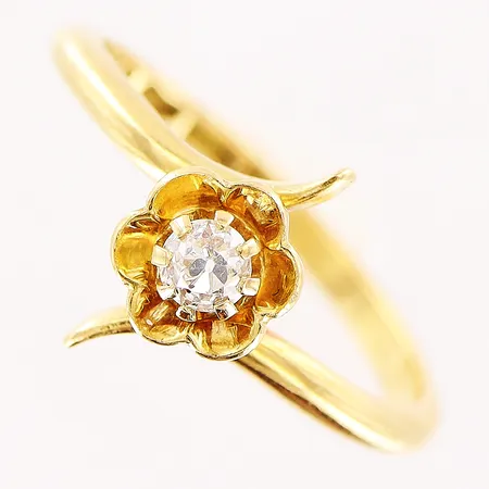 Ring, diamant ca 0,15ct, gammalslipad, stl 17½, bredd 2-11,5mm, 18K Vikt: 3,1 g