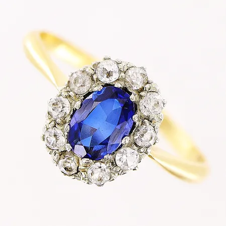 Ring, syntetisk safir, diamanter 10 x ca 0,02ct, gammalslipade, stl 17¼, bredd 1,5-10mm, 18K Vikt: 2 g