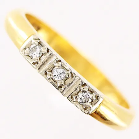 Ring, diamanter 3 x ca 0,02ct, stl 17¾, bredd 3mm, gravyr, 18K Vikt: 4,9 g