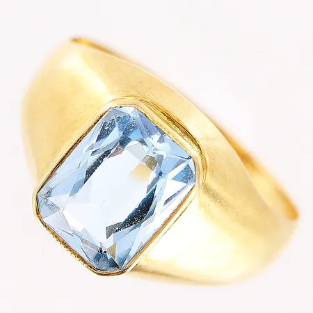 Ring, syntetisk spinell, stl 16¼, bredd 3-9,5mm, 18K Vikt: 2,2 g
