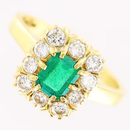 Ring, smaragd 0,44ct enligt gravyr, 10st diamanter 0,55ctv, stl 17¼, bredd 2-11mm, mindre slitage på smaragdens fasetter, 18K Vikt: 4,8 g