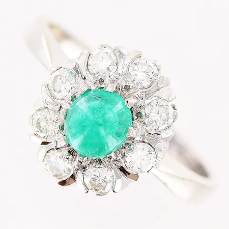 Ring, cabochonslipad smaragd, 8st diamanter 0,49ctv, stl 19, bredd 2-12mm, slitage klor, vitguld, 18K Vikt: 4,4 g