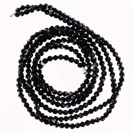 Collier 2-radigt, fasetterad onyx, ca 60cm, bredd 4mm, dobbar i vitmetall, berlock med stämpel Ole Lynggaard Copenhagen Vikt: 0 g
