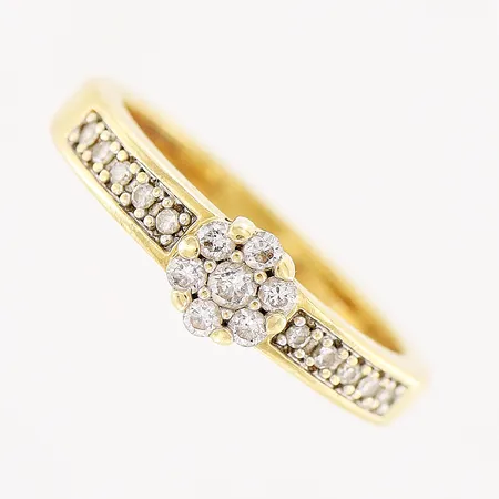 Ring, diamanter 10 x ca 0,005ct, 6 x ca 0,01ct, 1 x ca 0,02ct, stl 14¾, bredd 2,5-4,5mm, 18K Vikt: 2,2 g
