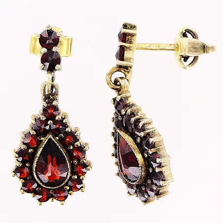 Ett par örhängen, granater, 24x10mm, stift, förgyllda, silver 830/1000. Vikt: 4 g