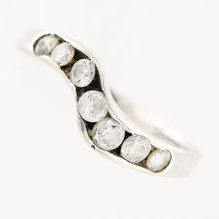 Ring, vita stenar, stl 17½, bredd 2-4mm, defekter, vitguld, 18K Vikt: 2,1 g