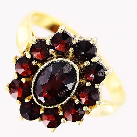 Ring med granater, stl 16¾, ovandel 12x15mm, förgylld, silver 830/1000. Vikt: 2,9 g