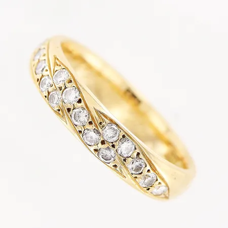 Ring, diamanter 15 x ca 0,02ct, stl 16¾, bredd 4mm, gravyr, 18K Vikt: 4,3 g