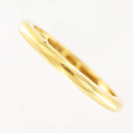 Ring, slät, stl 18, bredd 2mm, gravyr, 20K Vikt: 4,1 g