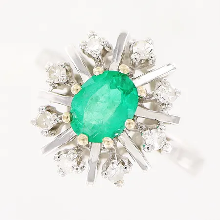 Ring, smaragd, diamanter 8 x ca 0,02ct, 8/8 slipade, stl 16¾, bredd 2,5-14,5mm, höjd från skenan 9mm, vitguld, 18K Vikt: 4,5 g