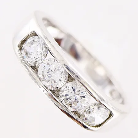 Ring stl 15¾, bredd 3-5mm, vita stenar, silver 925/1000. Vikt: 3,4 g