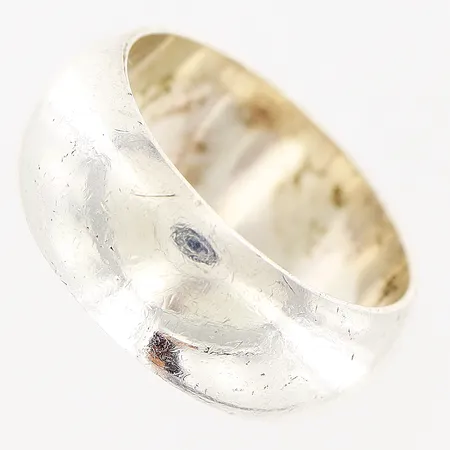 Ring stl 17½, bredd 8mm, otydlig stämpel, silver. Vikt: 7,3 g