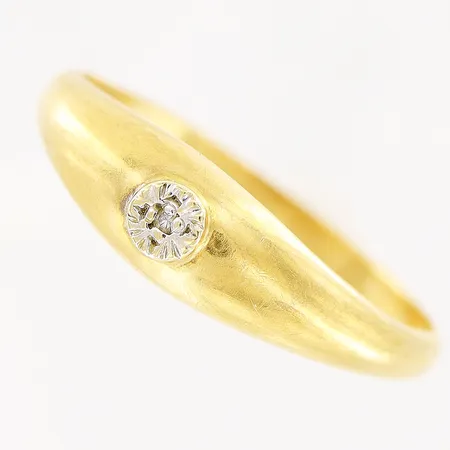 Ring, diamant ca 0,005ct, stl 18¾, bredd 2-5mm, något skev skena, 18K Vikt: 1,5 g