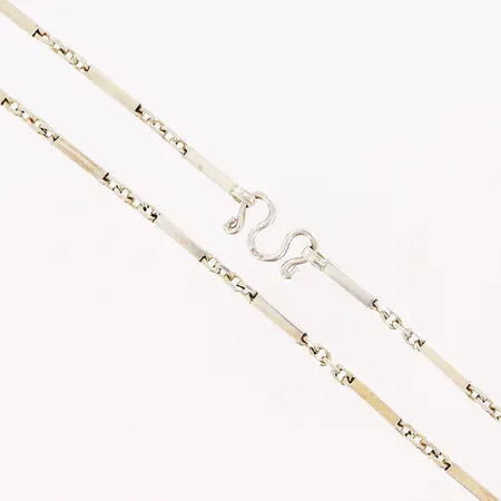 Collier stavlänk 65,5cm, bredd 2mm, ostämplat silver, s-lås stämplat 925/1000 silver. Vikt: 13,8 g