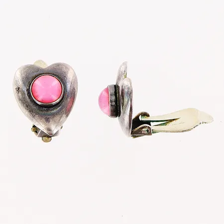 Ett par örhängen, 15x12mm, hjärtform, rosa cabochonslipad sten, clips, svensk importstämpel, silver 925/1000. Vikt: 3,4 g