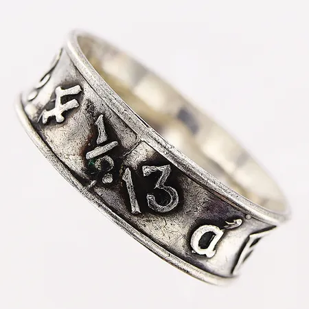 Ring stl 17¼, bredd 6mm, mönstrad, silver 830/1000. Vikt: 2,5 g