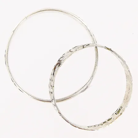 2 ringar, slitage, gravyr, stl 20½, 22, silver 830/1000 Vikt: 4,8 g