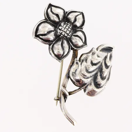 Brosch 46x30mm, blomma, Victor Janson, Lindesberg 1949, silver 830/1000. Vikt: 4,8 g