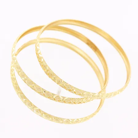 3 armringar, innermått Ø60mm, bredd 6mm, något skeva, 18K Vikt: 15,3 g