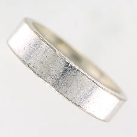 Ring, Schalins, slät, stl 17½, bredd 4,5mm, vitguld, 18K Vikt: 8,4 g