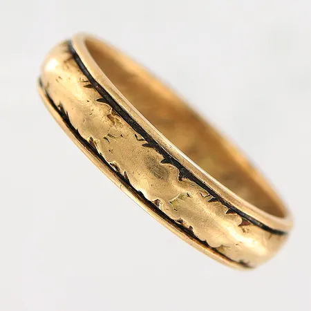 Ring, stl 18½, slitage på mönster, gravyr, 18K Vikt: 4,7 g