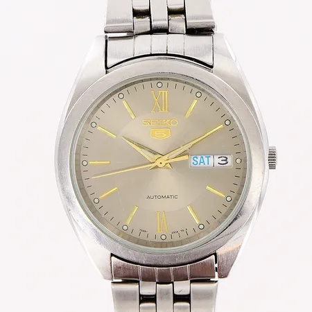 Herrur Seiko 5, stål, automatisk, Ø36mm, silvrig urtavla, guldfärgade index och visare, dag, datum, glasbaksida, serie nr 820996, länk 20cm, repor på glas och boett, inga tillbehör.