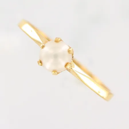 Ring med pärla, stl 18½, bredd 1,5-5mm, 18K Vikt: 1,6 g