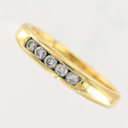 Ring, diamanter 5 x ca 0,03ct, stl 16, bredd 2-3mm, 18K Vikt: 2,5 g