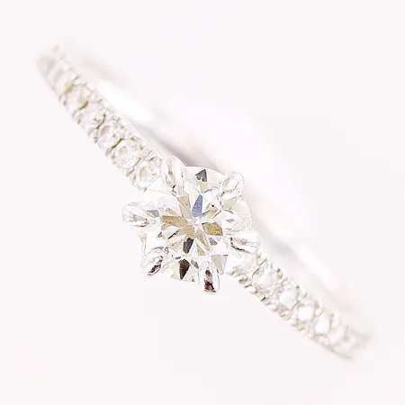 Ring, Story of love, Guldfynd, modell Stockholm, diamant 0,50ct, W/SI enligt gravyr, sidodiamanter 20st 0,15ctv, stl 16¾, bredd 1,5-6,5mm, höjd 1,6-4,9mm, vitguld, 18K Vikt: 2,8 g