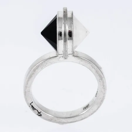 Ring i silver (925-1000) med svart och vit sten (troligen agat) slipad i facetterad konform. Den är 3 - 13,5 mm bred, är i storlek 17 och väger 7,1g inklusive stenar. Design: Efva Attling. 