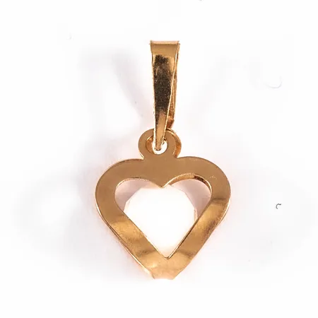 Hänge i 18K guld: Genombrutet hjärta med facetterad rund vit kula. Det är 9 mm brett, 15,5 mm långt inklusive ögla och väger 0,4g inkl. sten. Stämplad 18K.