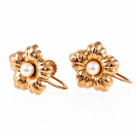 Örhängen i 18K guld med skruvmekanik: Blomma med odlad vit pärla Ø 3,8 mm. De är 13,8 mm bred, 14,5 mm lång och väger 2,3g inklusive pärlor. Stämplad JP, 18K & Kattfot.