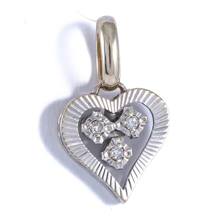 Hänge i 18K vitguld: Hjärta med 3 x c:a 0,01ct åttkantslipade diamanter. Det är 10 mm brett, 16,5 mm lång och väger 1,0g. Stämplad 18K.