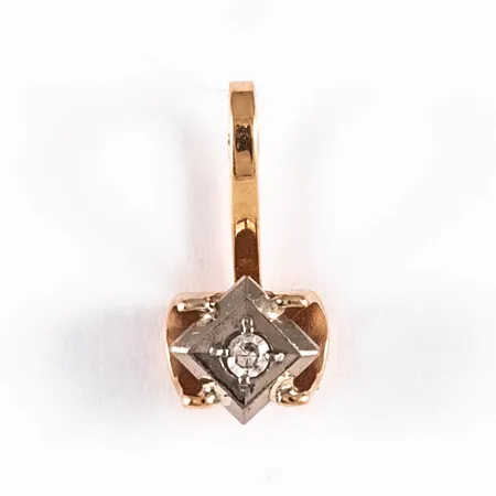 Hänge i 18K röd- och vitguld, med 1 x c:a 0,005ct åttkantslipad diamant. Det är 4,6 mm brett, 9,5 mm långt och väger 0,2g. 