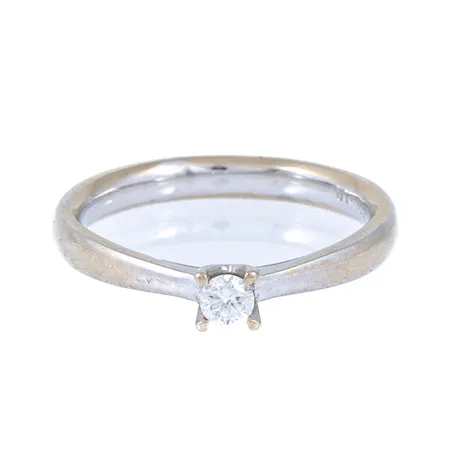 Ring i 18K vitguld med 1 x 0,10ct briljantslipad diamant i fyrklofattning. Den är 2,7 - 3,7 mm bred, är i storlek 16¾ och väger 3,4g. Stämplad GHA (Guldfynd/Hallbergs), 750 & Stenvikt 0,10ct. Kan behöva ny rhodiumyta. 