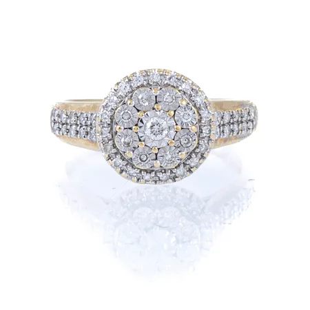 Ring i 18K guld med små diamanter: 1 x c:a 0,02ct och 47 x c:a 0,005ct. Den är 2 - 9 mm bred, är i storlek 14¼ och väger 1,9g. Stämplad GHA (Guldfynd/Hallbergs) & 750 (18K).