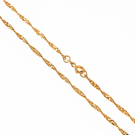 Kedja Singapore i 21K guld. Den är 2,3 mm bred, 47 cm lång och väger 6,5g.
