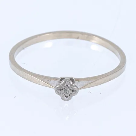 Ring i 18K vitguld med 1 x c:a 0,005ct åttkantslipad diamant. Den är 1,2 - 3,7 mm bred, är i storlek 17¾ och väger 1,3g. 