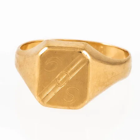 Klackring i 18K guld. Gravyr på klack och invändigt. Skev skena. Vikt: 4,2g.
