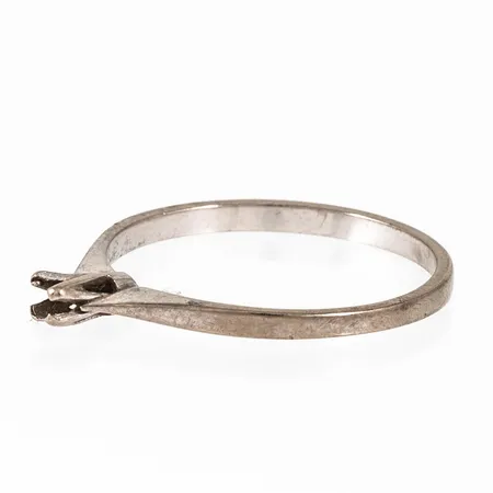 Defekt guld i 18K. Vikt: 1,5g.