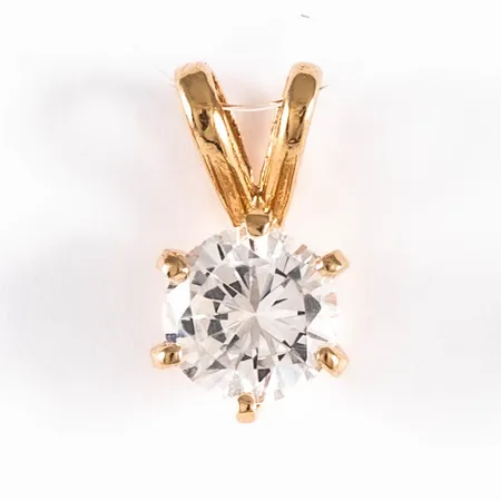 Hänge i 14K guld med Ø 6 mm cubik zirkonia i sexklofattning. Det är 6,5 mm brett, 12,5 mm långt och väger 0,9g inklusive sten. 