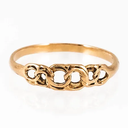 Bismarckring i 18K guld. Den är 1,5 - 4,5 mm bred, är i storlek 17½ och väger 1,2g. Ojämn skena. 