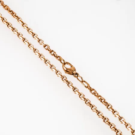 Kedja Ankarlänk i 18K guld. Det är 3 mm brett, 55 cm långt och väger 18,2g. Karbinhake slitet, bör bytas. 